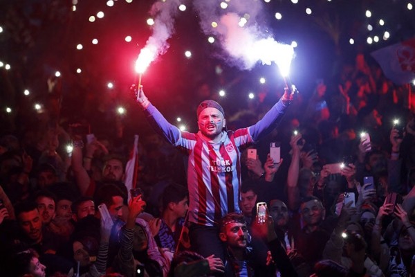 🛳Кажется, морских чемпионских парадов еще не было. Смотрите, как празднует Трабзон