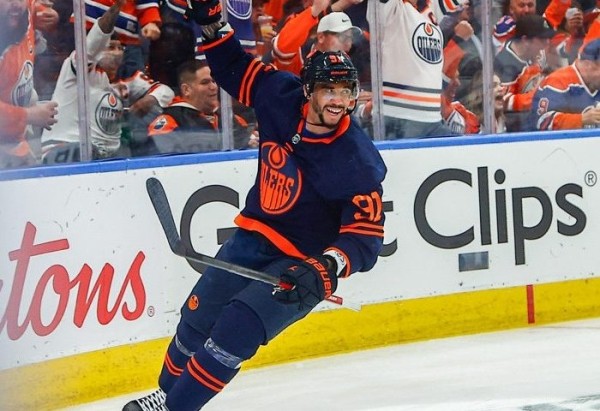 Хоккей.  НХЛ. Кубок Стэнли. 11-я и 12-я заброшенные шайбы Эвандера Кейна привели к победе "Эдмонтон"
  