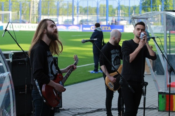 Глеб стаяў у праходзе, бо не хапіла месца, будучы спонсар закахаўся ў клуб, у фанатаў былі свае разборкі. Помніце, як «Крумкачы» раскаталі «Дынама» 4:1?