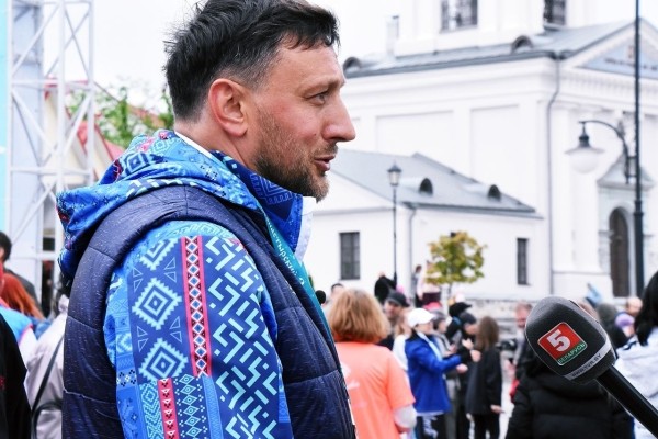 Тихон смешал спорт и попов у родной деревни: бежали под беспрестанный звон колоколов, окропляли на ходу Тихон смешал спорт и попов у родной деревни: бежали под беспрестанный звон колоколов, окропляли на ходу