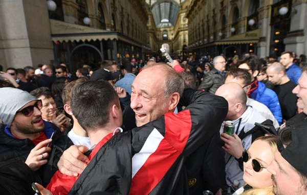 Босс «Айнтрахта» – хиповый дед: поднял клуб из руин, рулит дискотеками на Ибице, приглашает бездомных домой на Рождество Босс «Айнтрахта» – хиповый дед: поднял клуб из руин, рулит дискотеками на Ибице, приглашает бездомных домой на Рождество