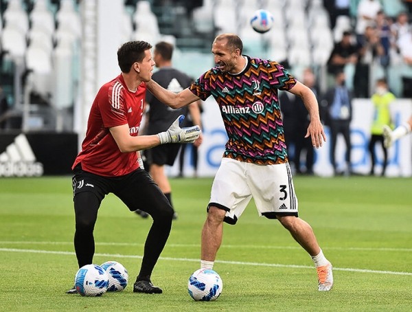 Кьеллини красиво попрощался: никаких слез, только широченная улыбка. Сделал круг почета прямо во время матча! Кьеллини красиво попрощался: никаких слез, только широченная улыбка. Сделал круг почета прямо во время матча!