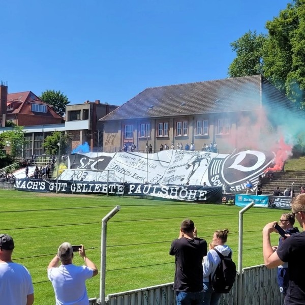 Как беларусы выиграли немецкий Д6: файерное прощание со 100-летним стадионом, фото с БЧБ и флагом Украины (а еще россиянином), танец кипера с тренером