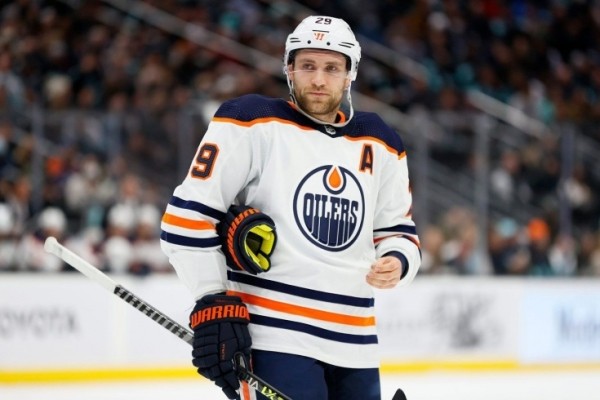 Хоккей.  Леон Драйзайтль играл четвертый матч с "Колорадо" с травмой. Он отдал четыре голевые передачи
 