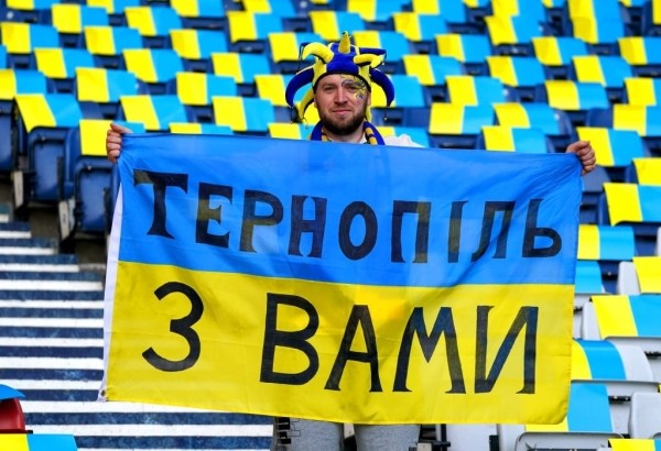 Ух, як у Глазга заўзелі за Украіну! Мора жоўта-блакітных колераў, падтрымка ЗСУ – а салдаты перажывалі за футбалістаў