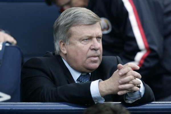 Из сборной Беларуси не особо принято увольняться после провалов (хоть серия поражений, хоть 0:8). Хотя Кондратьев уходил сам – сказав, что не поможет и идеал тренера