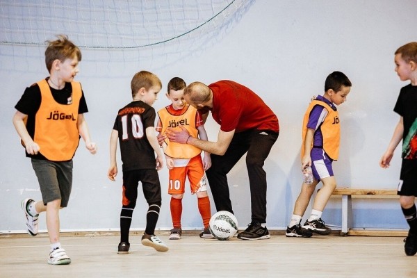 Ушел в детский футбол (может себе позволить) и знает, как там работать (говорит, новые Белькевичи могут вырасти, но есть нюанс). Узнали, чем сейчас живет Страханович