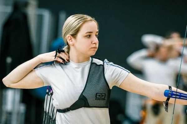 «Говорили, что нужно вернуться, угрожали, писали оскорбления». Лучшая лучница Беларуси – об увольнении из сборной и тайном отъезде за рубеж