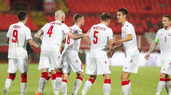 Футбол.  Азербайджан — Беларусь. В стартовом составе белорусов четыре защитника, Бахар — единственный форвард
  