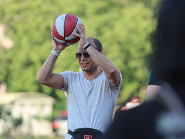 Снытина после завершения сезона устроила тур по диаспорам — снимает новое шоу и учит играть в баскетбол беларусов Снытина после завершения сезона устроила тур по диаспорам — снимает новое шоу и учит играть в баскетбол беларусов