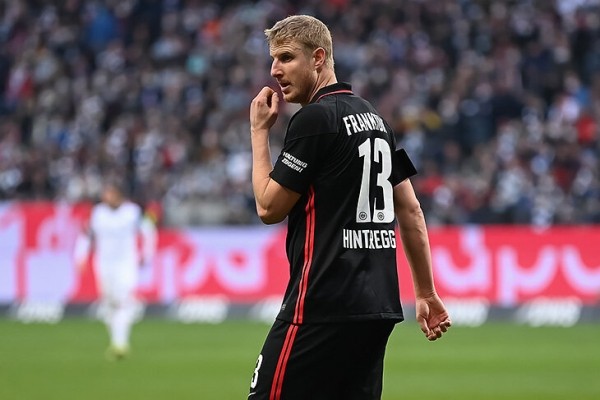 Защитника «Айнтрахта» уличили в связях с правыми политиками. Он снял замок для своего турнира и сделал неосторожное фото