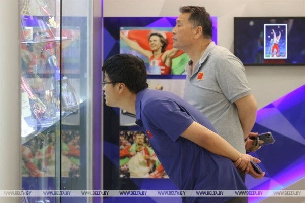 Китайские гандболисты высоко оценили экспозицию музея НОК Беларуси