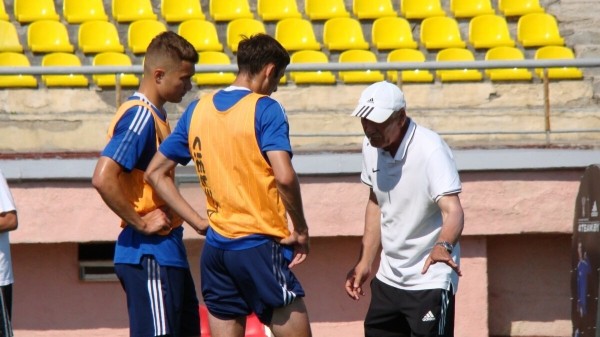 Как суперзакрытый тренер, чьего сына обвинили в посадке Протасевича, сделал неожиданных лидеров ЧБ – матчами управляет с трибун, иерархия клуба не та, что на бумаге Как суперзакрытый тренер, чьего сына обвинили в посадке Протасевича, сделал неожиданных лидеров ЧБ – матчами управляет с трибун, иерархия клуба не та, что на бумаге