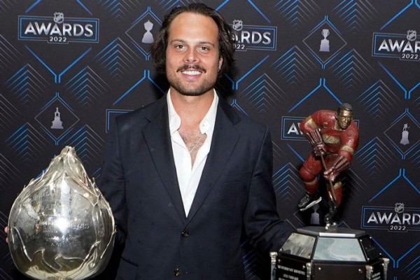 Хоккей.  НХЛ. Остон Мэттьюс — самый ценный игрок сезона по обеим версиям
 