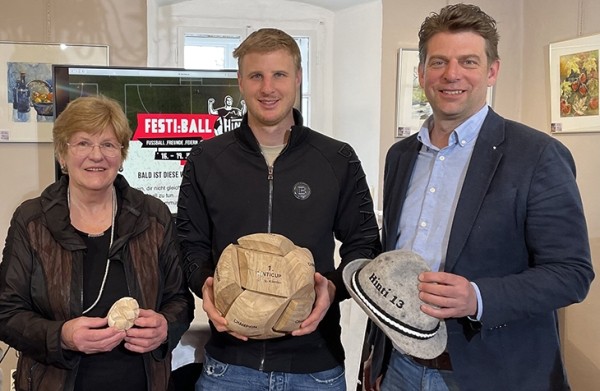 Защитника «Айнтрахта» уличили в связях с правыми политиками. Он снял замок для своего турнира и сделал неосторожное фото