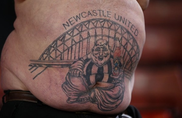 У «Ньюкасла» особая связь с пивом. Легендарные футболки, помощь в трансфере Ширера и переполненные вытрезвители У «Ньюкасла» особая связь с пивом. Легендарные футболки, помощь в трансфере Ширера и переполненные вытрезвители