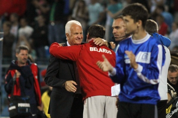 Из сборной Беларуси не особо принято увольняться после провалов (хоть серия поражений, хоть 0:8). Хотя Кондратьев уходил сам – сказав, что не поможет и идеал тренера