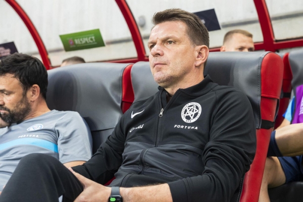 Футбол.  Отправлен в отставку главный тренер сборной Словакии Штефан Таркович
 