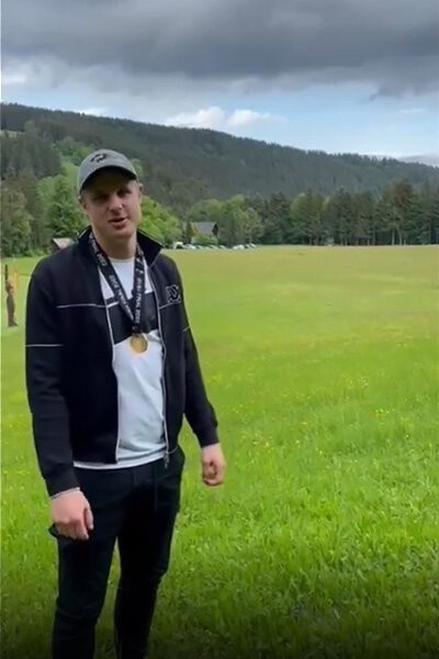 Защитника «Айнтрахта» уличили в связях с правыми политиками. Он снял замок для своего турнира и сделал неосторожное фото