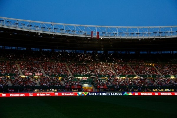 На матче Австрии и Дании выключили электричество. Фанаты скрасили ожидание ярким шоу