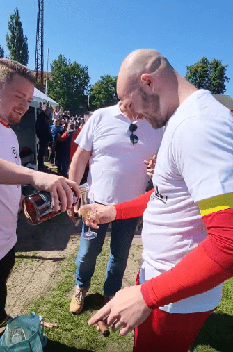 Как беларусы выиграли немецкий Д6: файерное прощание со 100-летним стадионом, фото с БЧБ и флагом Украины (а еще россиянином), танец кипера с тренером