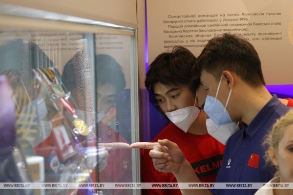 ФОТОФАКТ: Сборная КНР по гандболу посетила НОК Беларуси ФОТОФАКТ: Сборная КНР по гандболу посетила НОК Беларуси