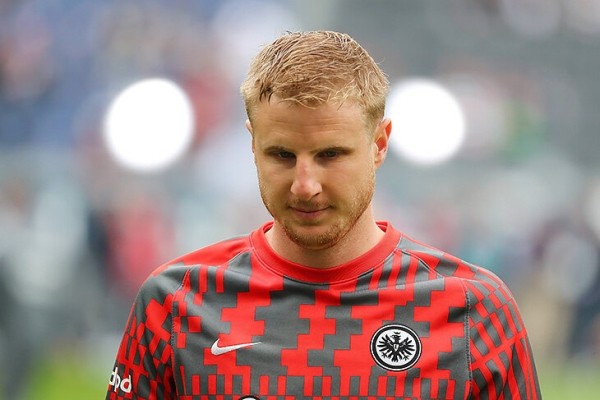 Защитника «Айнтрахта» уличили в связях с правыми политиками. Он снял замок для своего турнира и сделал неосторожное фото