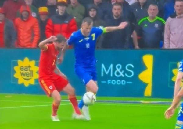 Футбол. ЧМ-2022. Был ли пенальти после столкновения в штрафной Андрея Ярмоленко и Джо Аллена?
Футбол. ЧМ-2022. Был ли пенальти после столкновения в штрафной Андрея Ярмоленко и Джо Аллена?