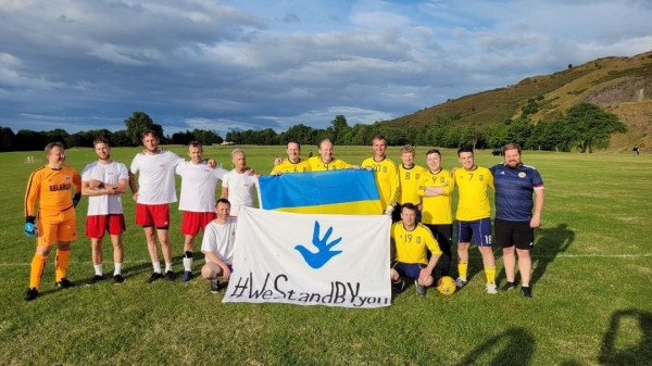 Дэпутаты шатландскага парламенту згулялі ў футбол супраць прадстаўнікоў беларускай дыяспары, каб звярнуць увагу на становішча палітвязняў у Беларусі Дэпутаты шатландскага парламенту згулялі ў футбол супраць прадстаўнікоў беларускай дыяспары, каб звярнуць увагу на становішча палітвязняў у Беларусі