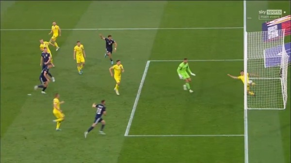 Ух, як у Глазга заўзелі за Украіну! Мора жоўта-блакітных колераў, падтрымка ЗСУ – а салдаты перажывалі за футбалістаў