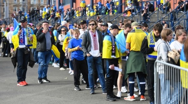 Ух, як у Глазга заўзелі за Украіну! Мора жоўта-блакітных колераў, падтрымка ЗСУ – а салдаты перажывалі за футбалістаў