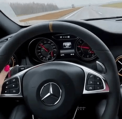 Футболист-гонщик (тот, который летал по Минску на «Финике») снова не грустит: разогнался до 300, опять взял пистолет за руль и даже нашел новый клуб Футболист-гонщик (тот, который летал по Минску на «Финике») снова не грустит: разогнался до 300, опять взял пистолет за руль и даже нашел новый клуб