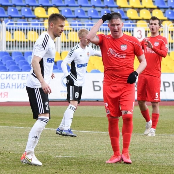 Экс-форвард сборной и БАТЭ играет в «вышке» с лишним весом. Он далеко не первый толстячок в белфутболе