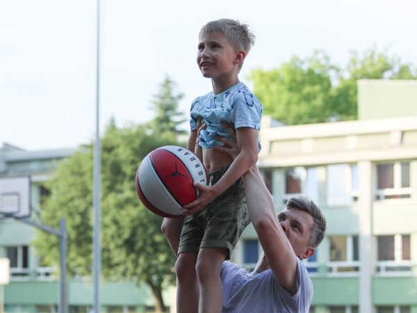 Снытина после завершения сезона устроила тур по диаспорам — снимает новое шоу и учит играть в баскетбол беларусов Снытина после завершения сезона устроила тур по диаспорам — снимает новое шоу и учит играть в баскетбол беларусов