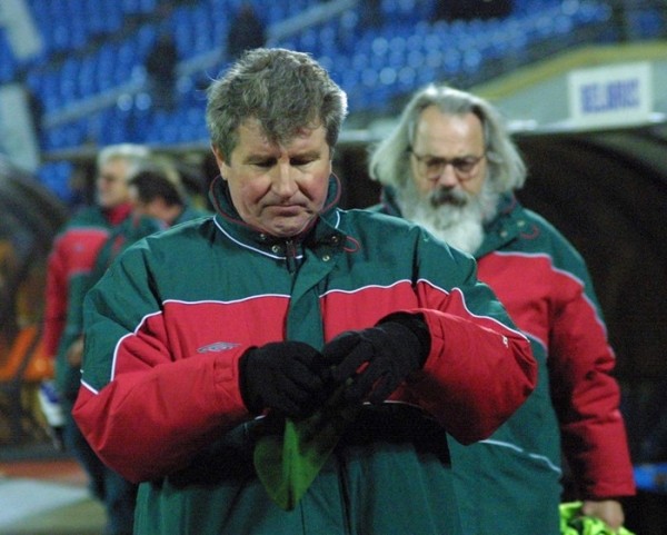 Из сборной Беларуси не особо принято увольняться после провалов (хоть серия поражений, хоть 0:8). Хотя Кондратьев уходил сам – сказав, что не поможет и идеал тренера