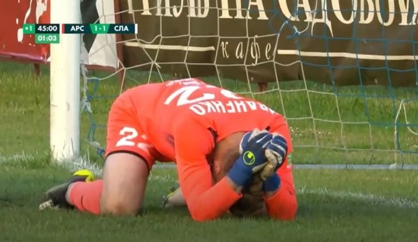 Футбол.  Голкипер "Славии" Евгений Иваненко пропустил курьезный мяч в матче против "Арсенала"
  