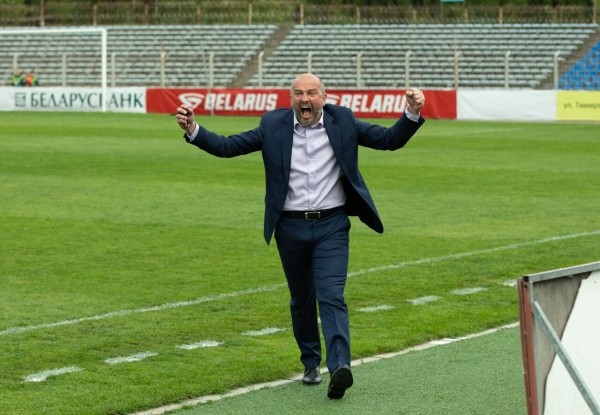 Футбольный «Минск» почти всегда живет с долгами, но сейчас происходит что-то совсем уж дивное: команда блеснула на старте, а нынче держится только на тренере Футбольный «Минск» почти всегда живет с долгами, но сейчас происходит что-то совсем уж дивное: команда блеснула на старте, а нынче держится только на тренере