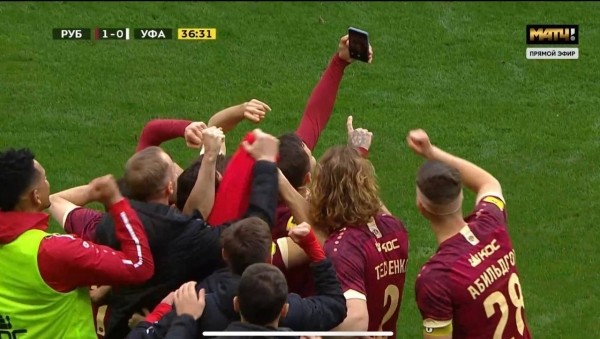 Кондратьев хвалит Лисаковича, а ведь тот жутко вел себя в сборной еще до того, как поставил тренера в игнор, зато контракту в «Рубине», кажется, ничего не грозит Кондратьев хвалит Лисаковича, а ведь тот жутко вел себя в сборной еще до того, как поставил тренера в игнор, зато контракту в «Рубине», кажется, ничего не грозит