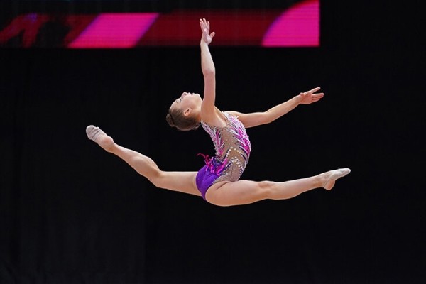 «Я прятала еду в носки и трусы». Расследование-облава: как в Британии издевались над гимнастками