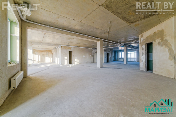 В «доме Чижа» (землю под него дали за ледовый) предлагают много дорогих квартир – когда-то такие продавали и дарили хоккеистам Лукашенко и чемпионам ОИ