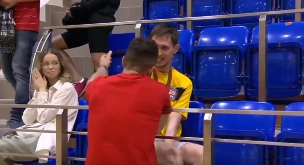 Разное.  Мини-футбол. Дмитрий Лось подарил медаль чемпионата страны болельщику с ограниченными возможностями
  