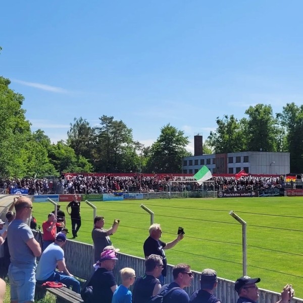 Как беларусы выиграли немецкий Д6: файерное прощание со 100-летним стадионом, фото с БЧБ и флагом Украины (а еще россиянином), танец кипера с тренером