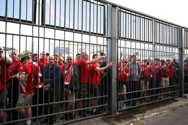 Власти Франции обвиняют фанатов «Ливерпуля», а УЕФА проводит независимое расследование. Новые подробности о беспорядках перед финалом ЛЧ