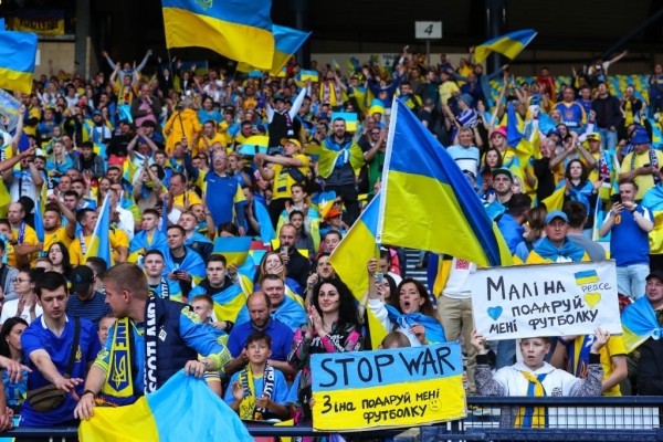 Ух, як у Глазга заўзелі за Украіну! Мора жоўта-блакітных колераў, падтрымка ЗСУ – а салдаты перажывалі за футбалістаў