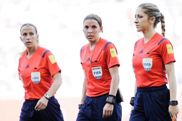 Беларусь в футболе отсудит женщина: уже попала на ЧМ-2022, ее хвалил Клопп, а на госТВ завалили «шутками» в духе сексизма