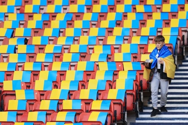 Ух, як у Глазга заўзелі за Украіну! Мора жоўта-блакітных колераў, падтрымка ЗСУ – а салдаты перажывалі за футбалістаў