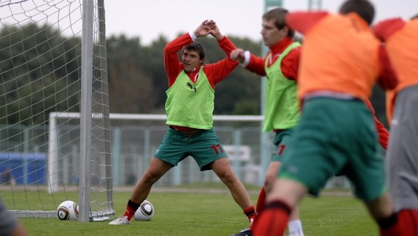 Экс-форвард сборной и БАТЭ играет в «вышке» с лишним весом. Он далеко не первый толстячок в белфутболе