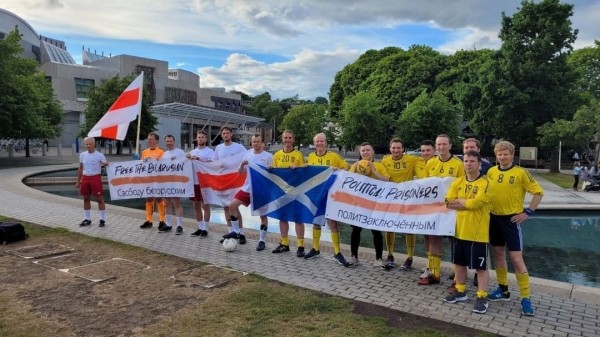 Дэпутаты шатландскага парламенту згулялі ў футбол супраць прадстаўнікоў беларускай дыяспары, каб звярнуць увагу на становішча палітвязняў у Беларусі Дэпутаты шатландскага парламенту згулялі ў футбол супраць прадстаўнікоў беларускай дыяспары, каб звярнуць увагу на становішча палітвязняў у Беларусі