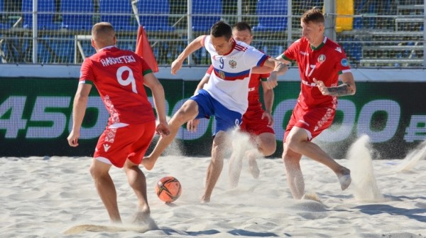 Сборная Беларуси по пляжному футболу дважды проиграла россиянам в Минске