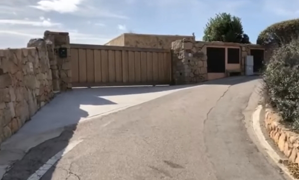 Что за виллу в Италии арестовали у минского миллиардера и его сына (силами отца гонял в «Формуле-1»): $110 млн, 25 комнат, огромный бассейн